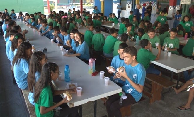 Children eating lunch at Univida